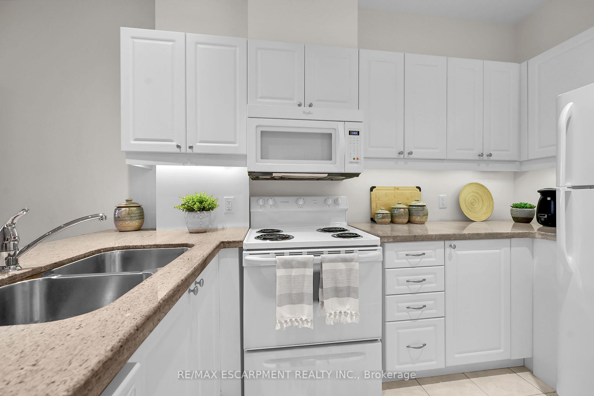 95 Wilson St W, #210