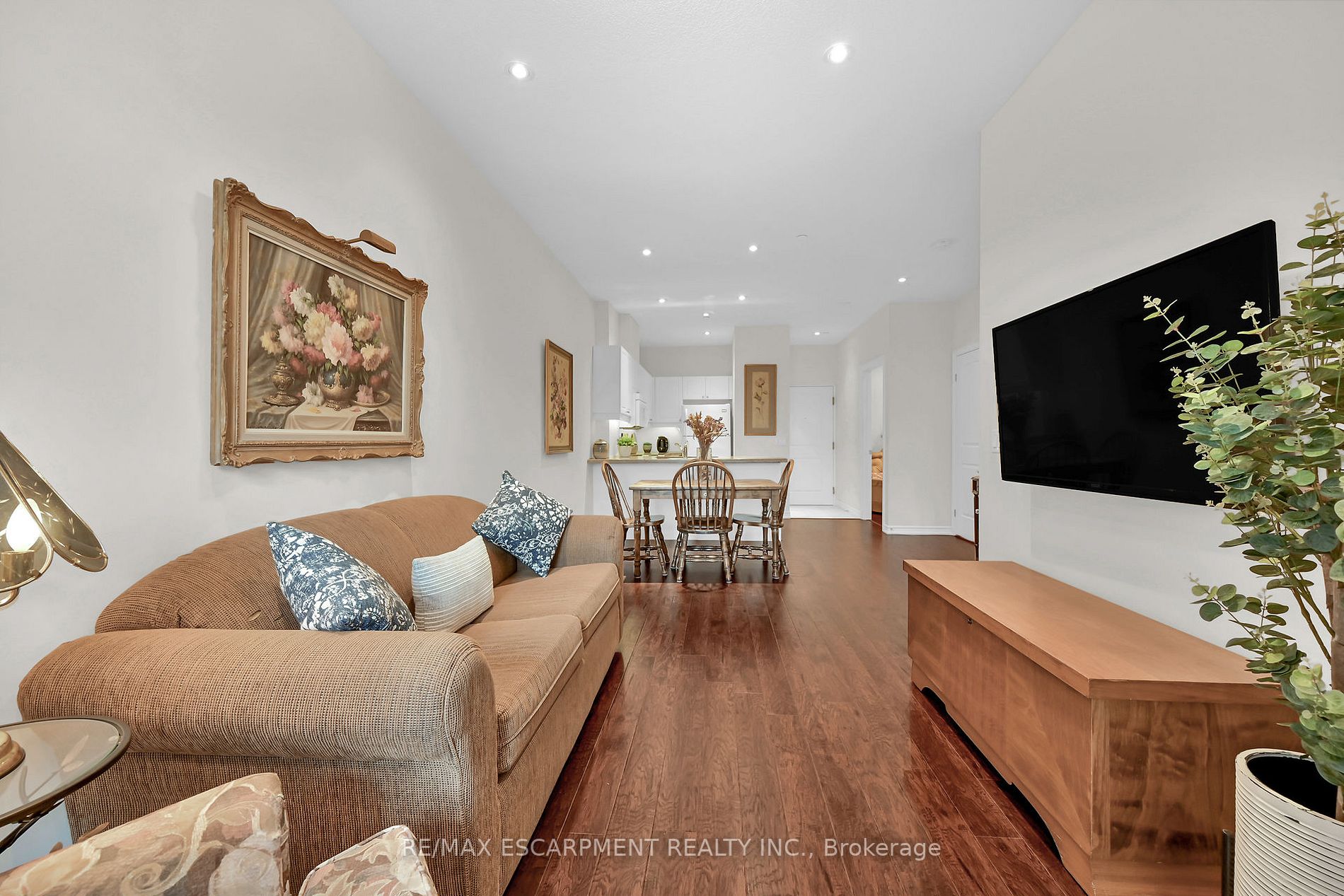 95 Wilson St W, #210