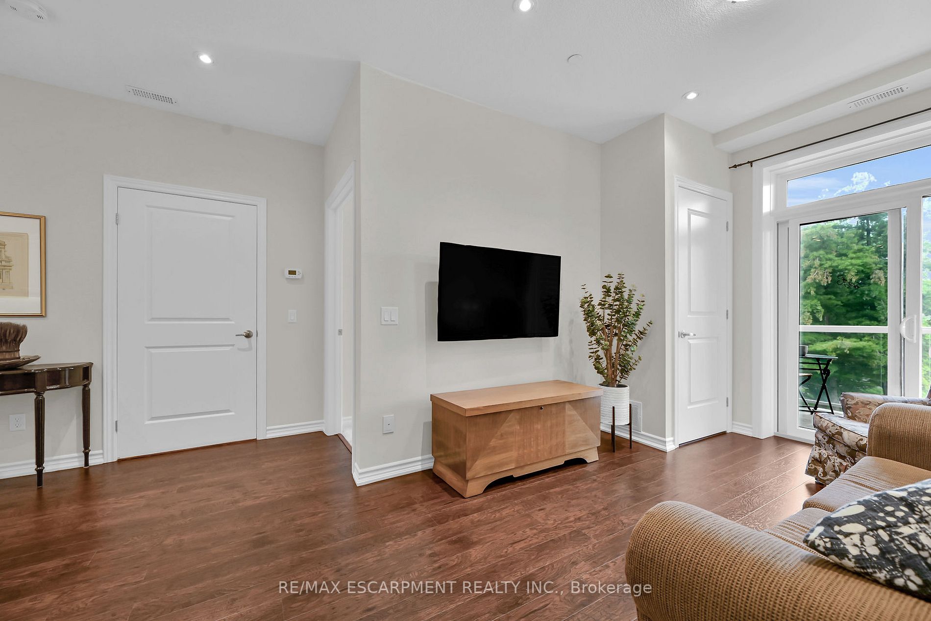 95 Wilson St W, #210