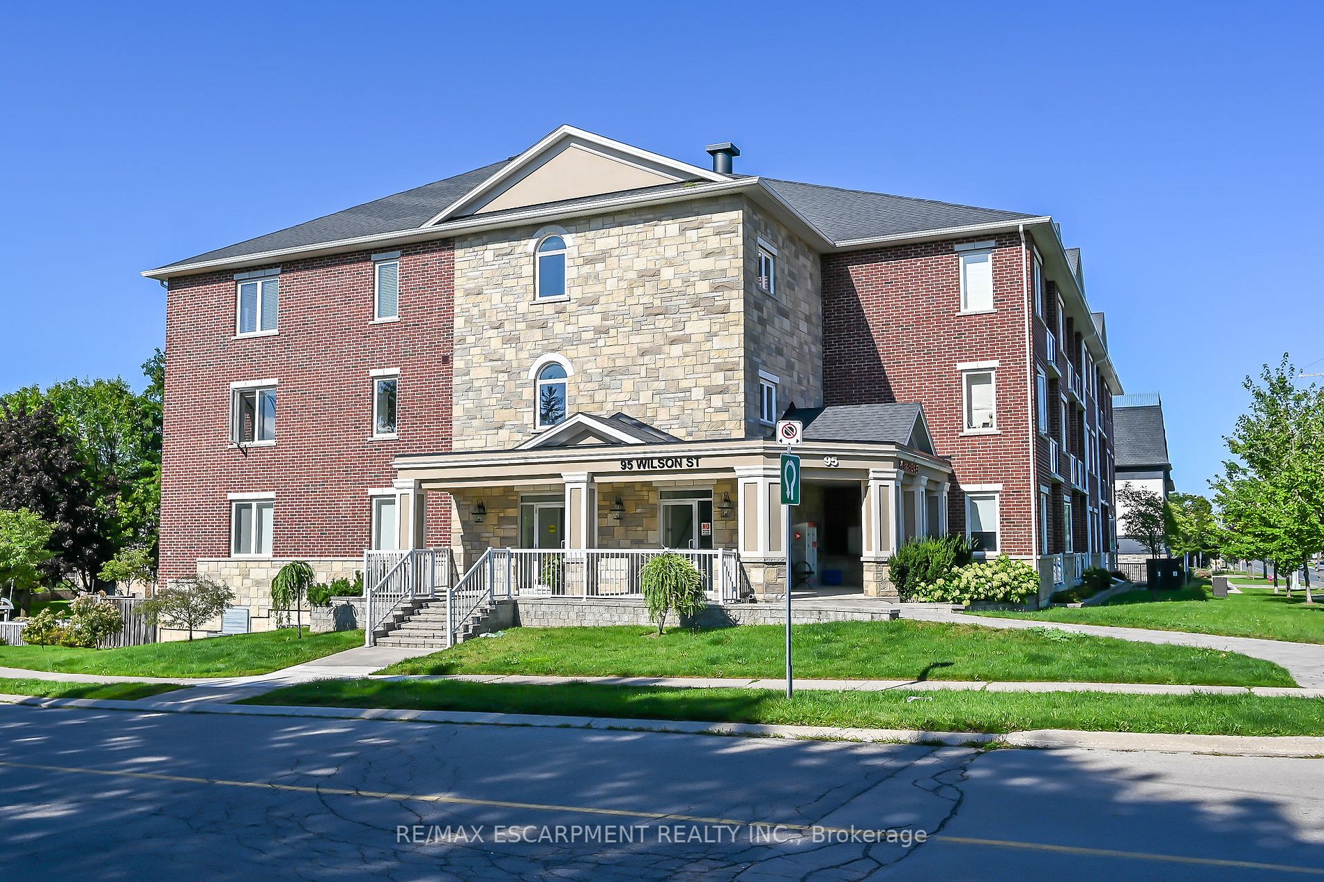 95 Wilson St W, #210