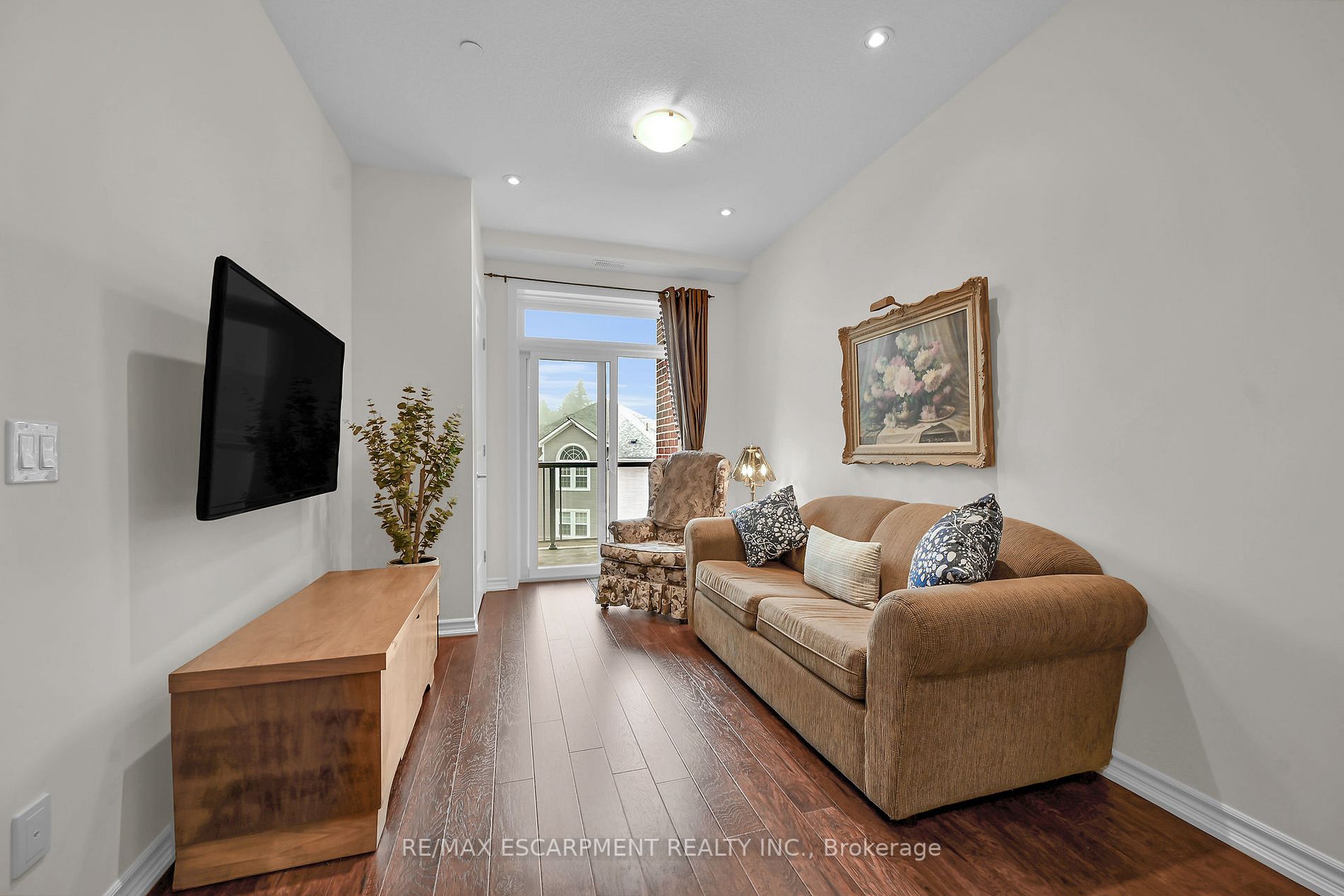 95 Wilson St W, #210