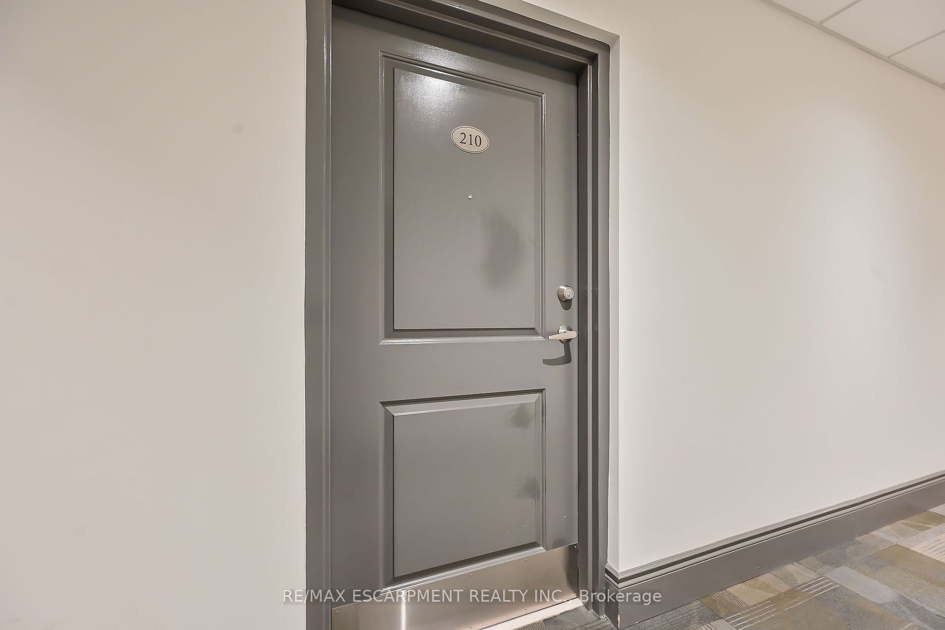 95 Wilson St W, #210