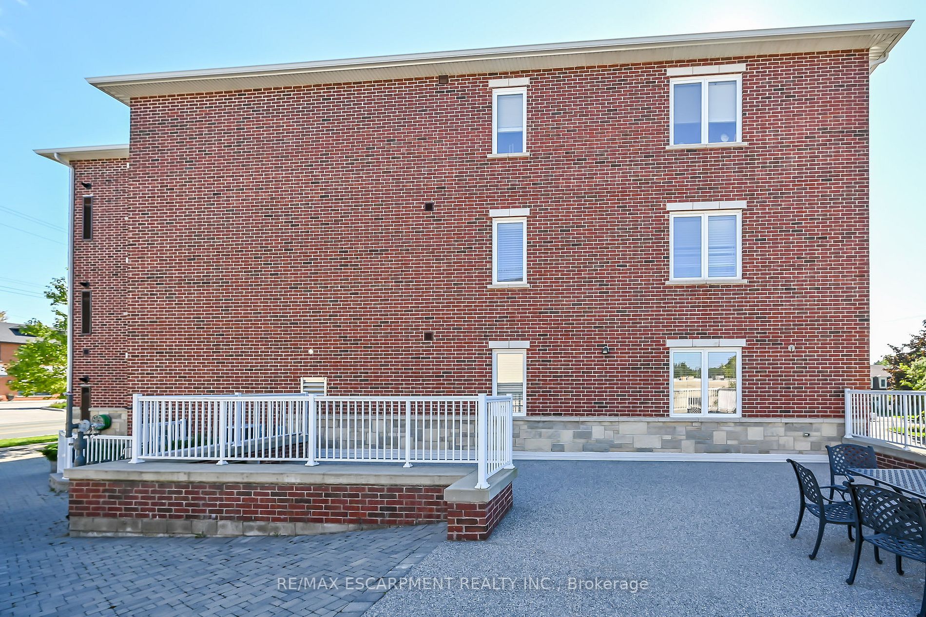 95 Wilson St W, #210