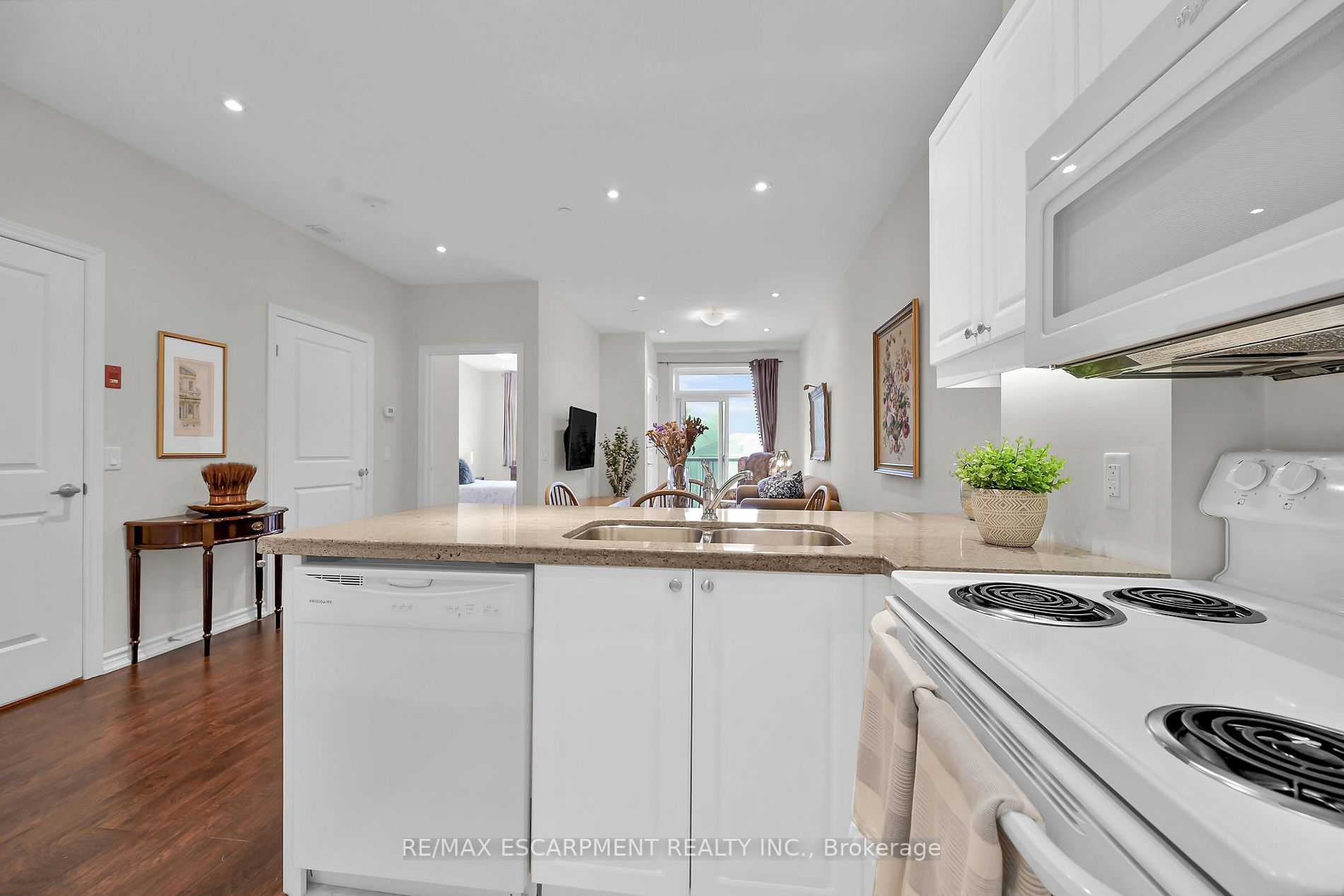95 Wilson St W, #210