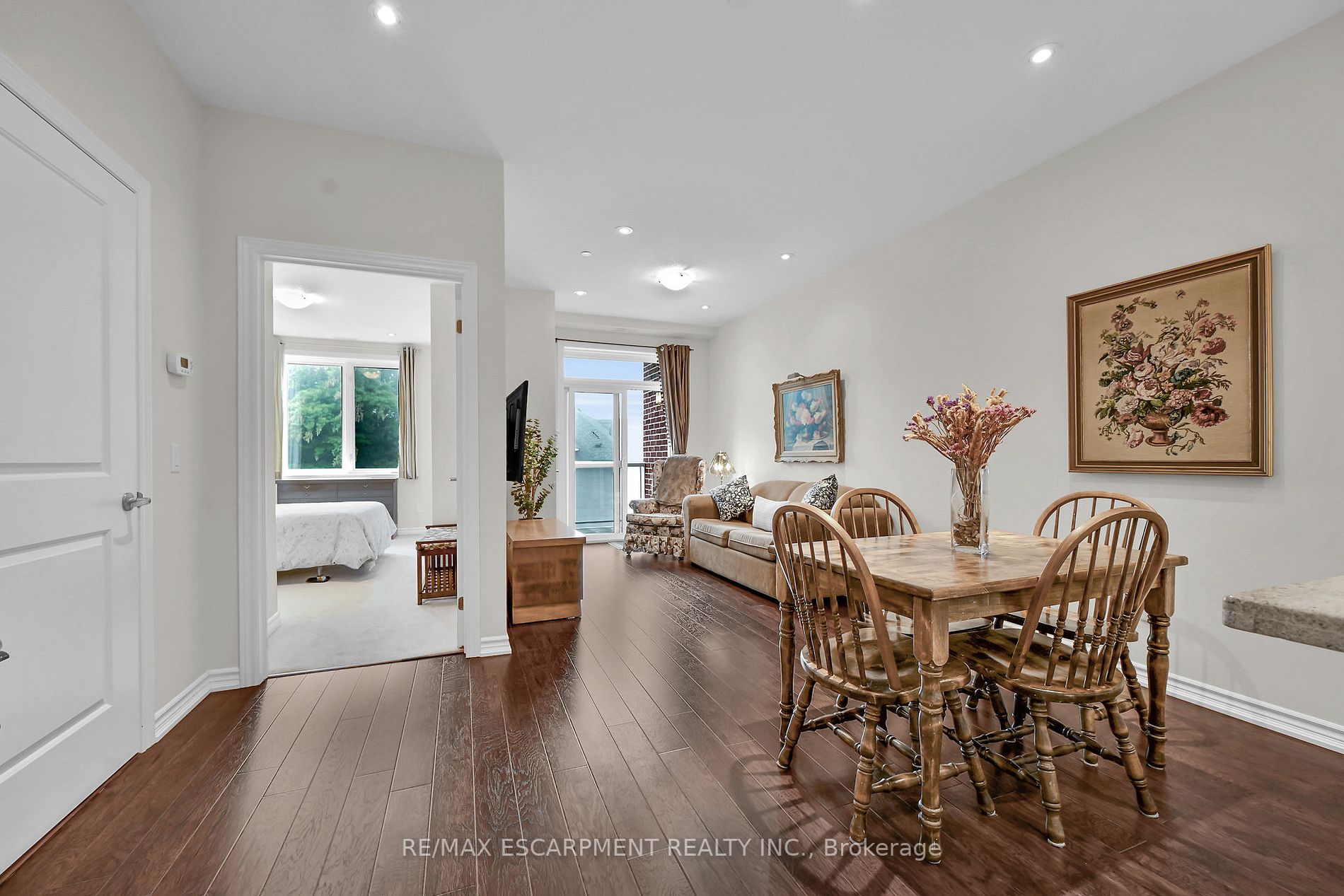95 Wilson St W, #210
