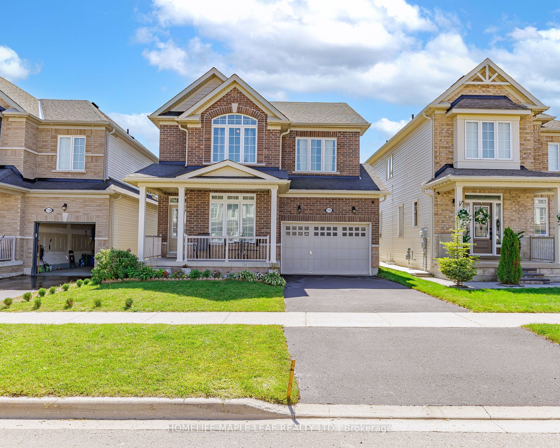 733 Cook Cres
