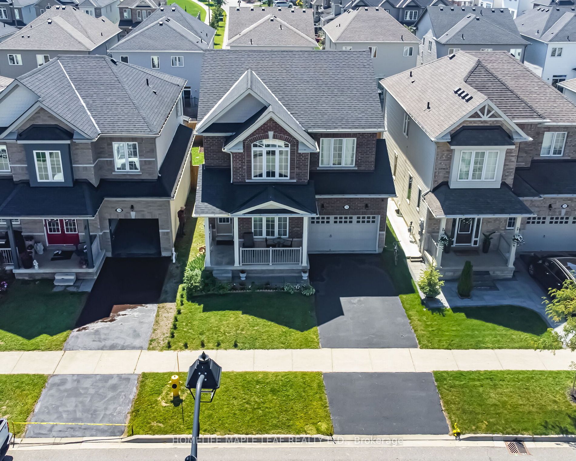 733 Cook Cres