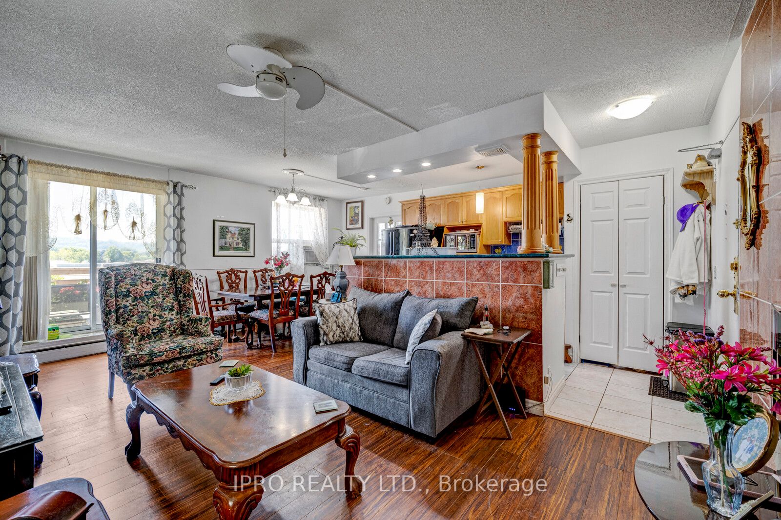 851 Queenston Rd, #404
