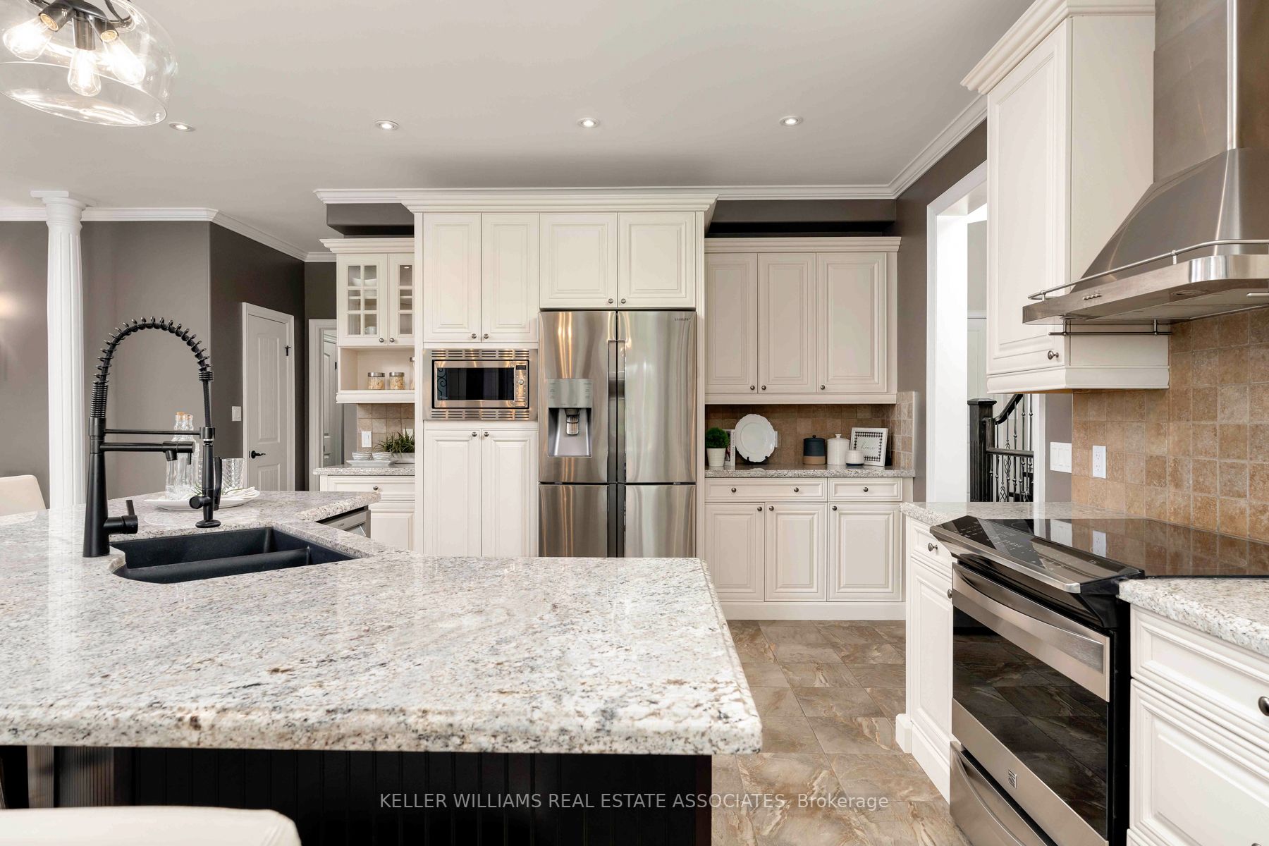 100 Chesswood Tr
