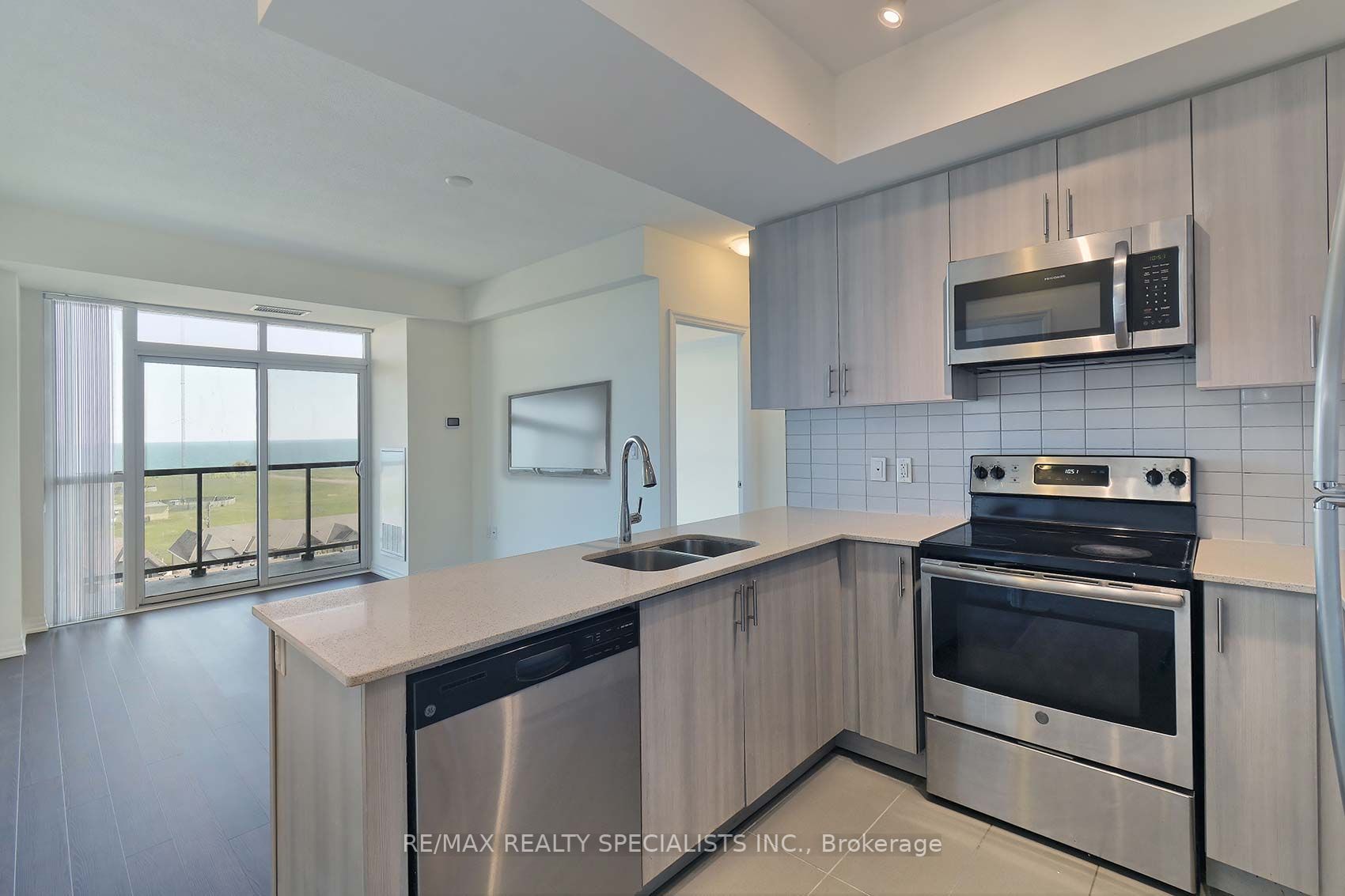 560 North Service Rd, #707