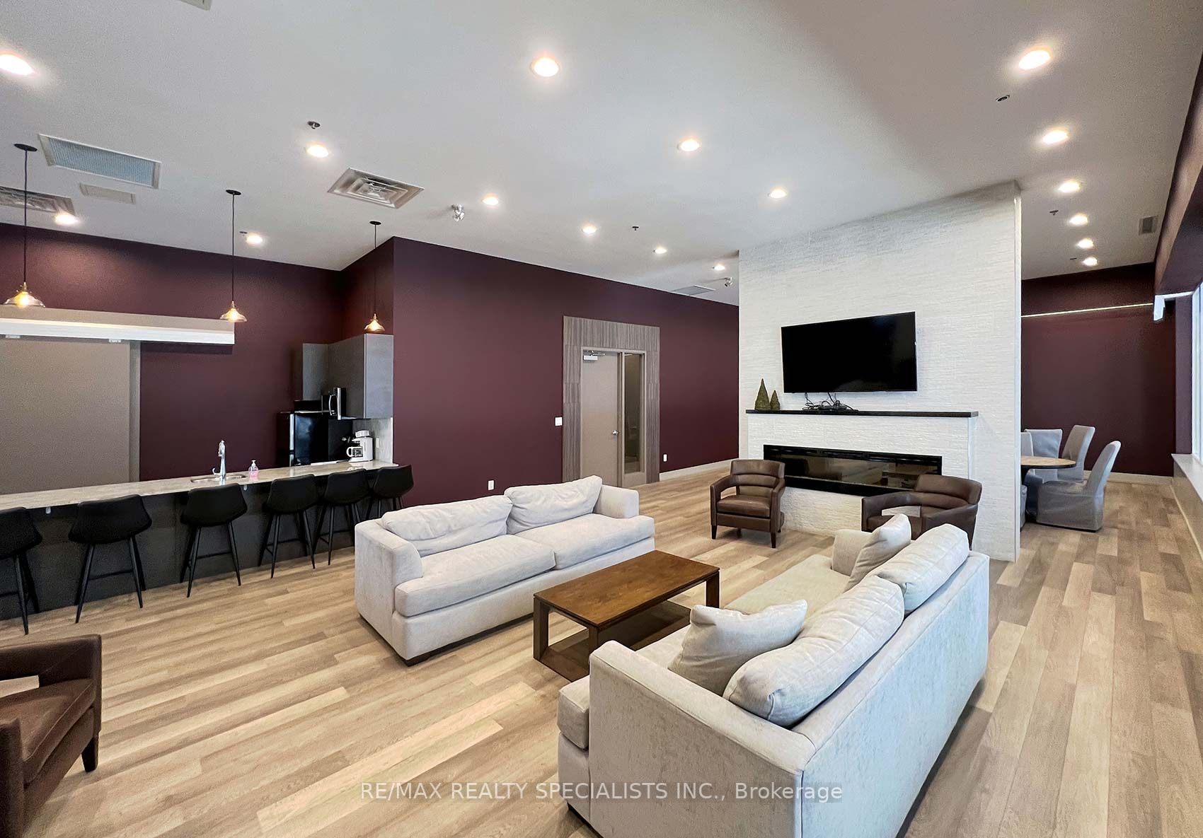 560 North Service Rd, #707