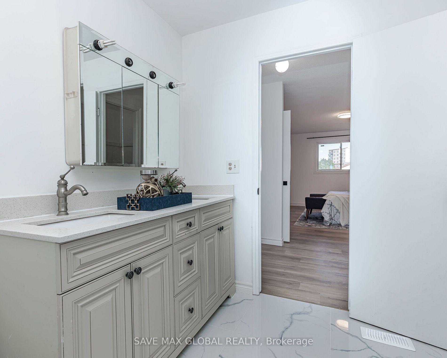 3 Mornington Dr E