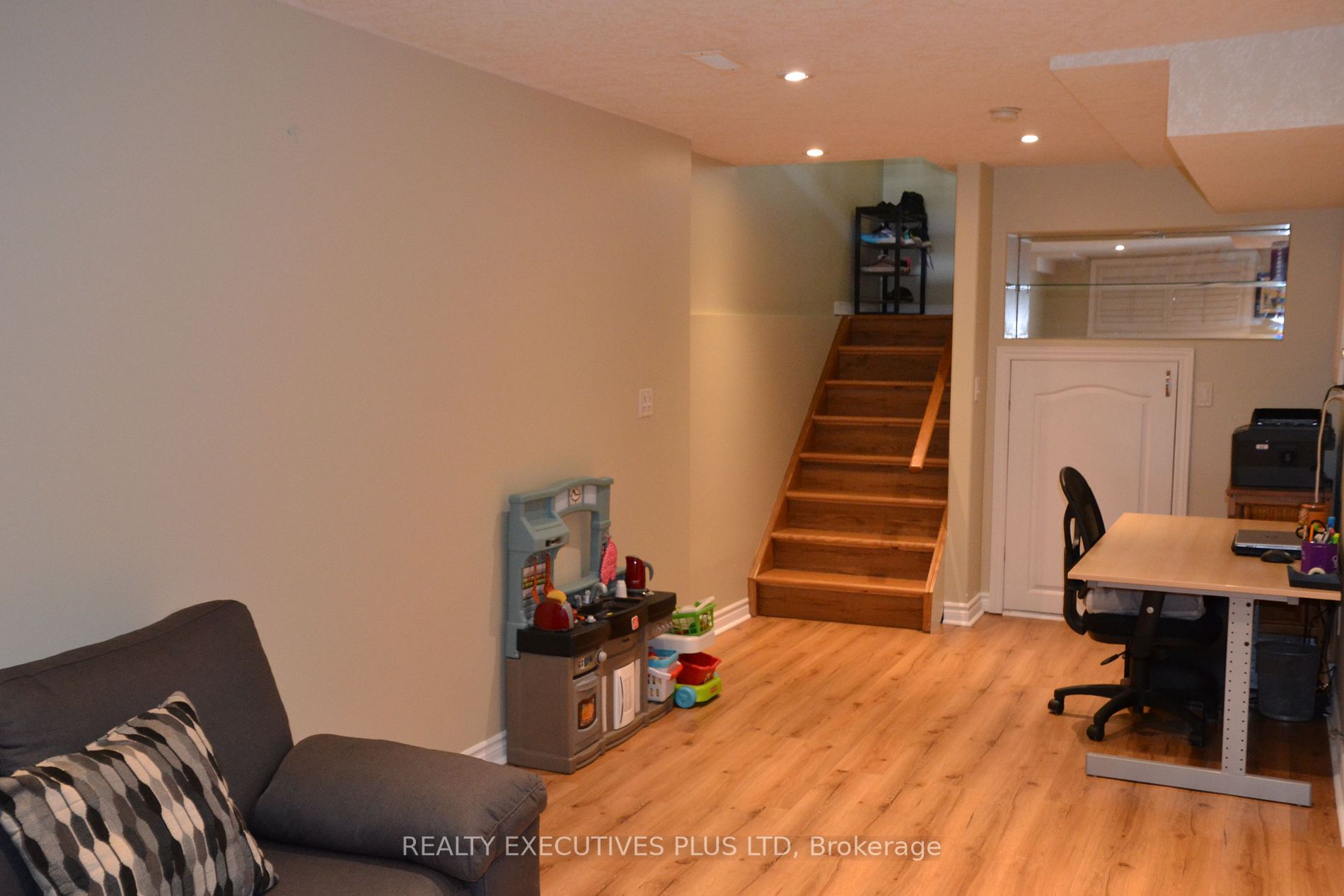 119 Frances Ave W
