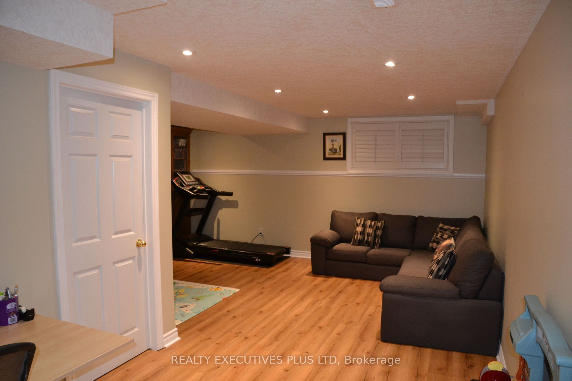 119 Frances Ave W