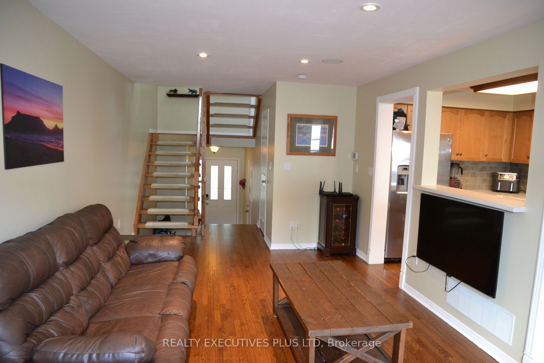 119 Frances Ave W