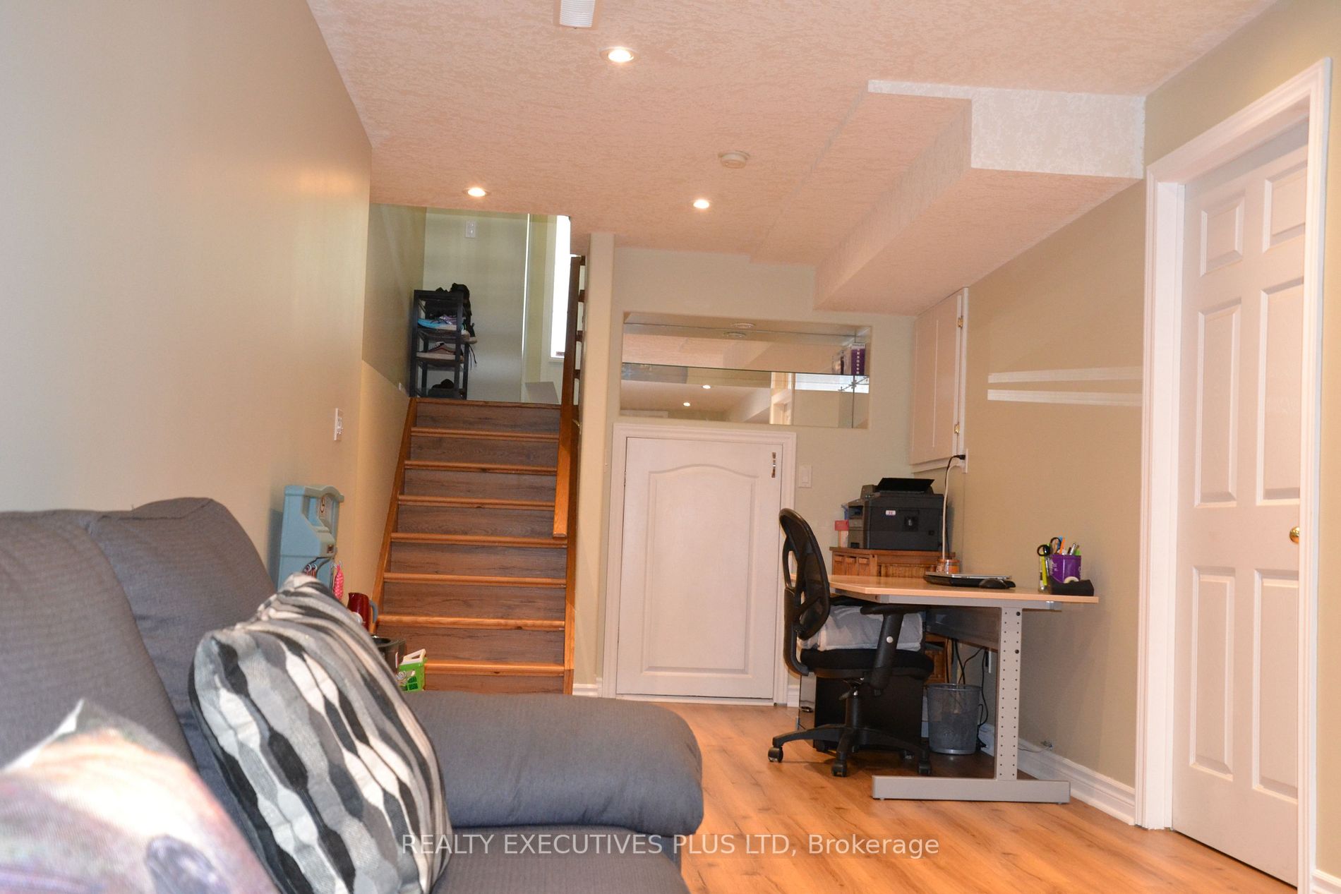 119 Frances Ave W