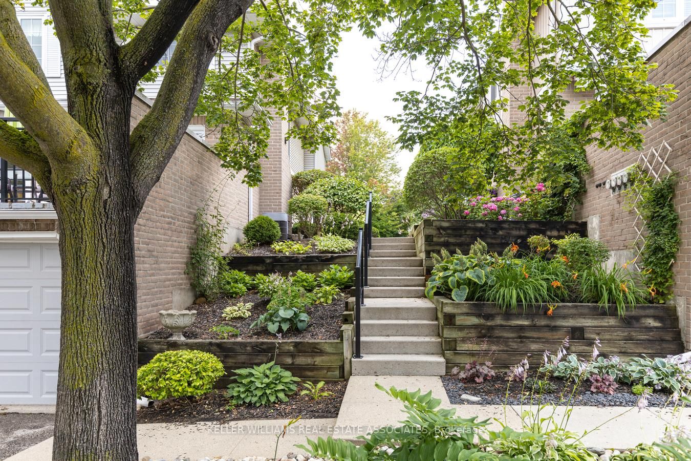 104 Woodlawn Rd E, #4