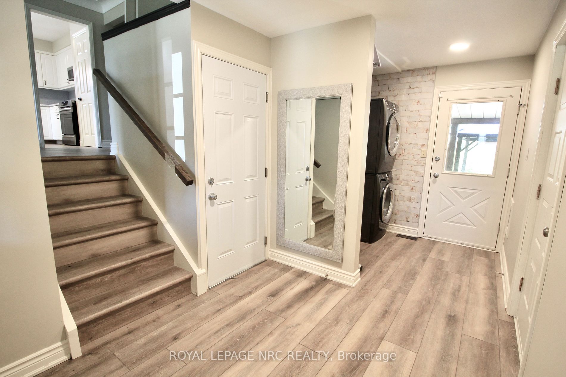 211 Main St E, #Upper