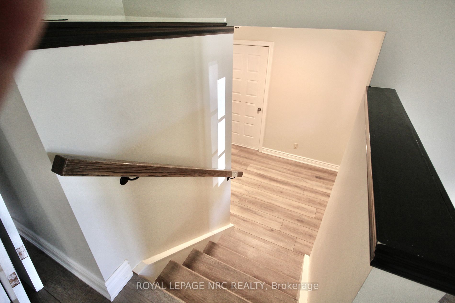 211 Main St E, #Upper