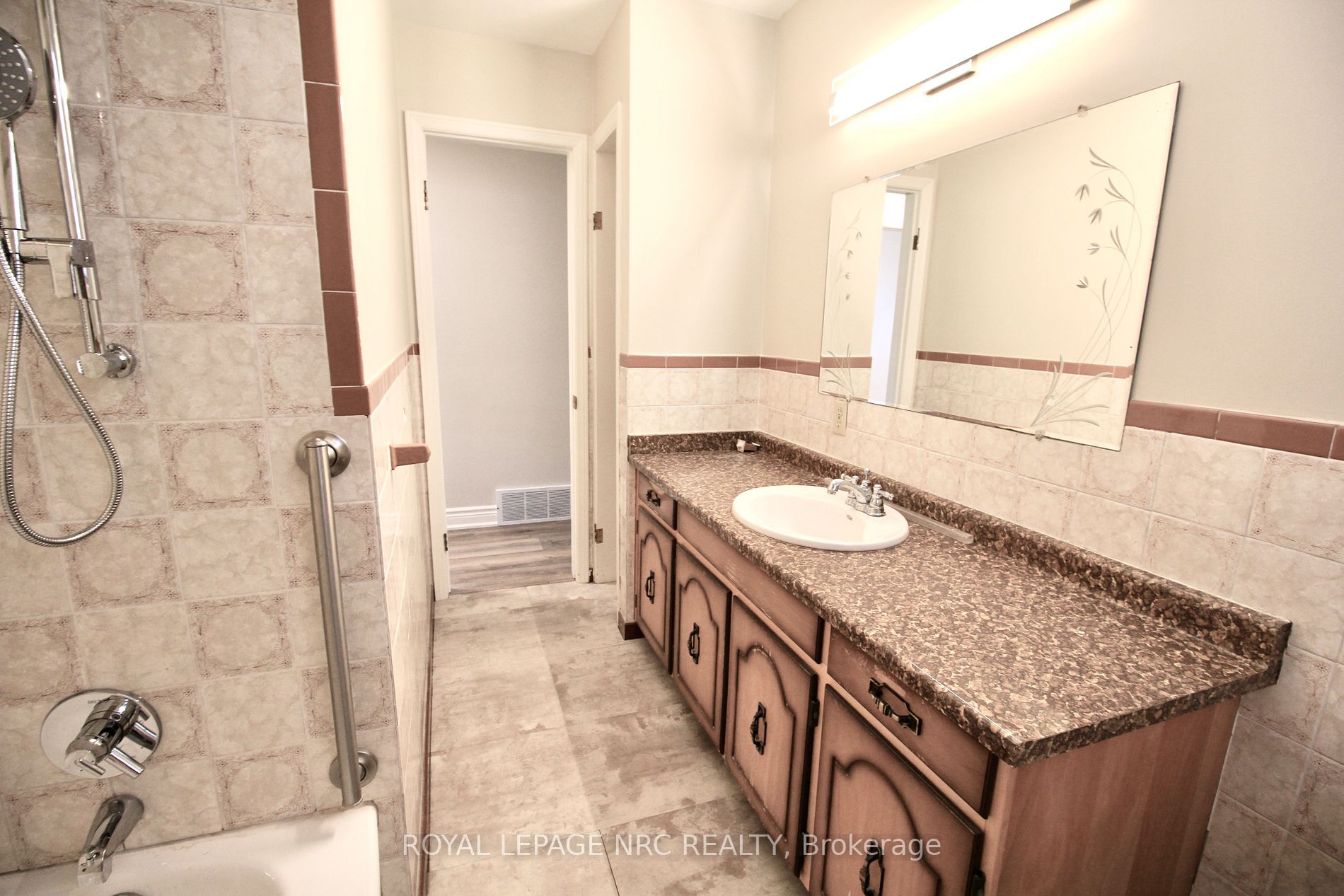 211 Main St E, #Upper