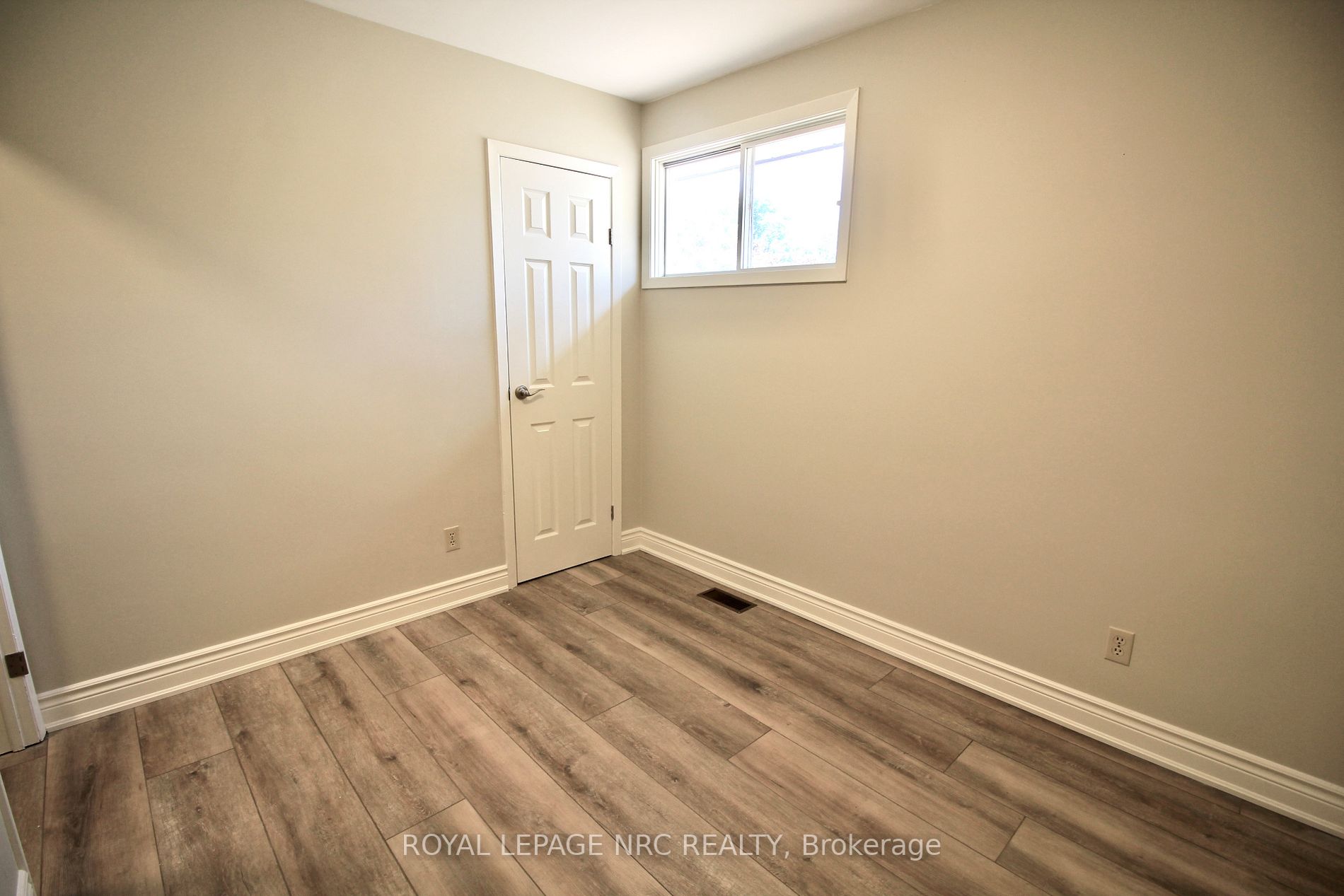 211 Main St E, #Upper