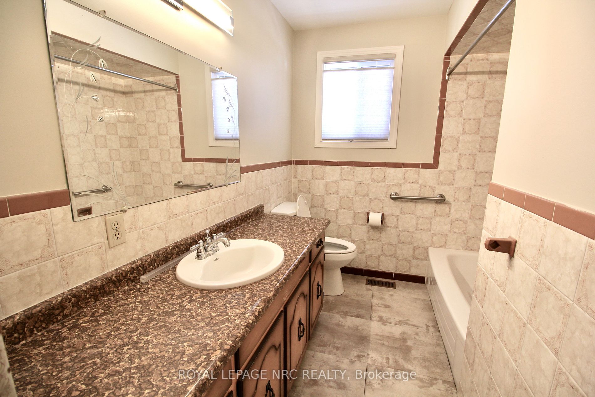 211 Main St E, #Upper