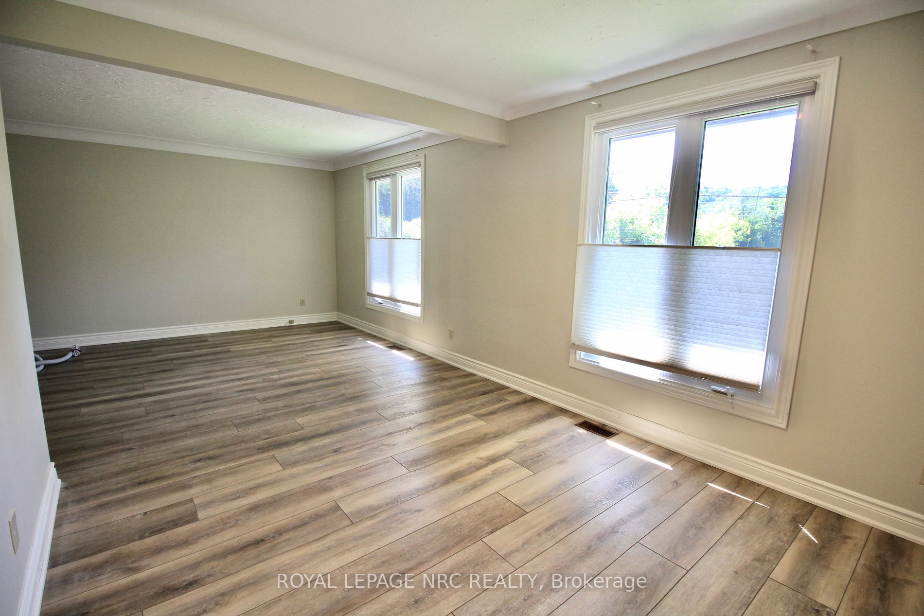 211 Main St E, #Upper