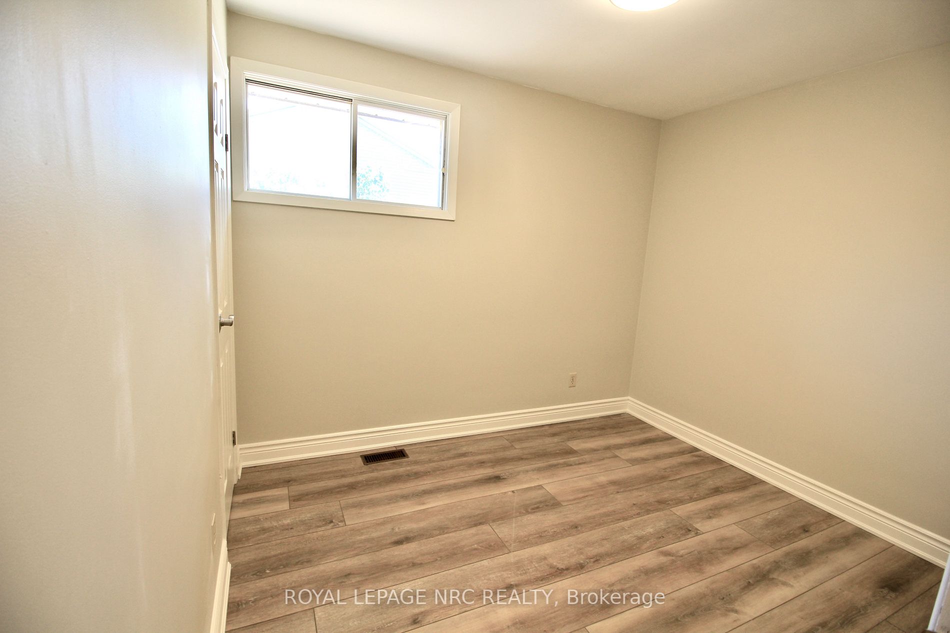 211 Main St E, #Upper