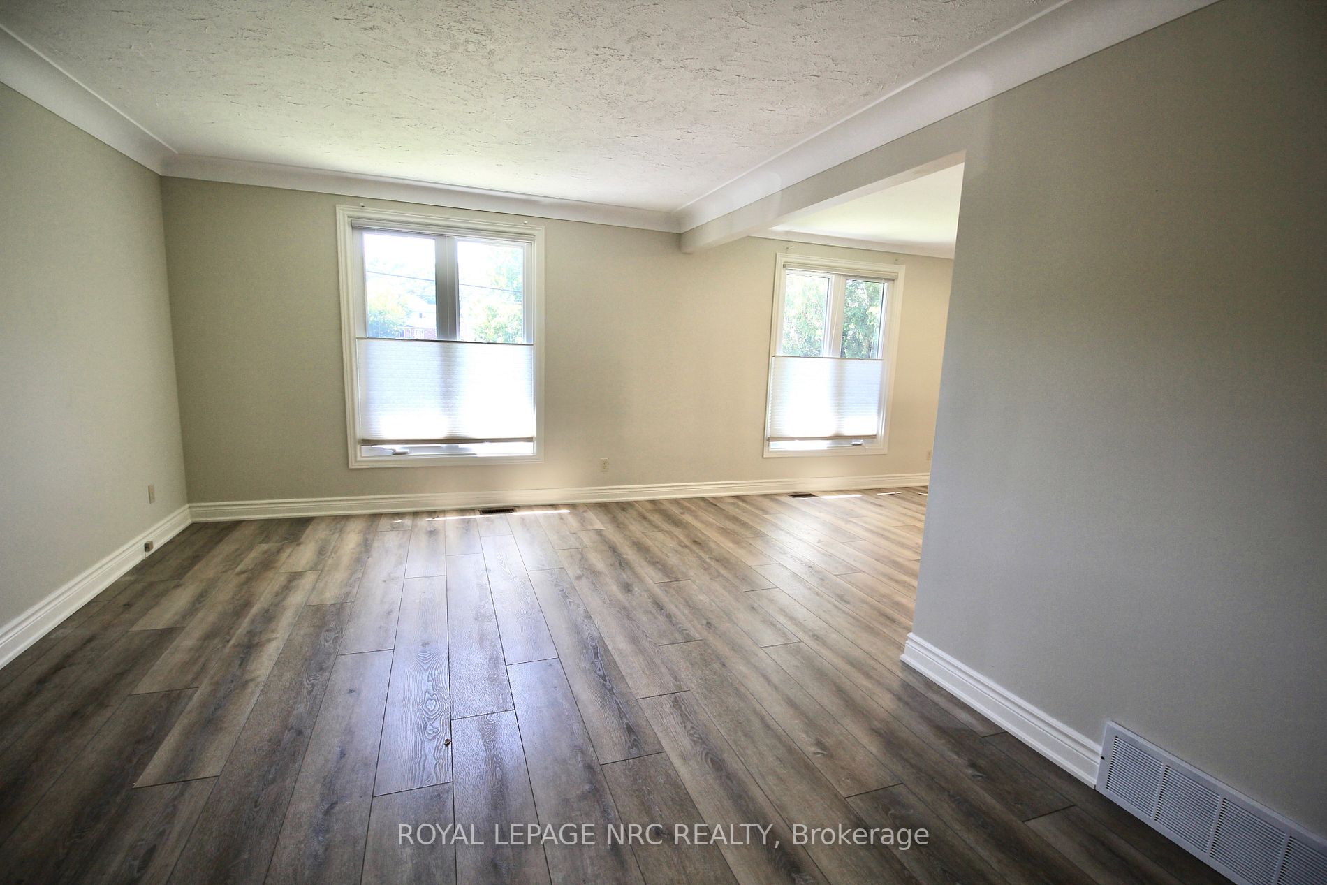 211 Main St E, #Upper