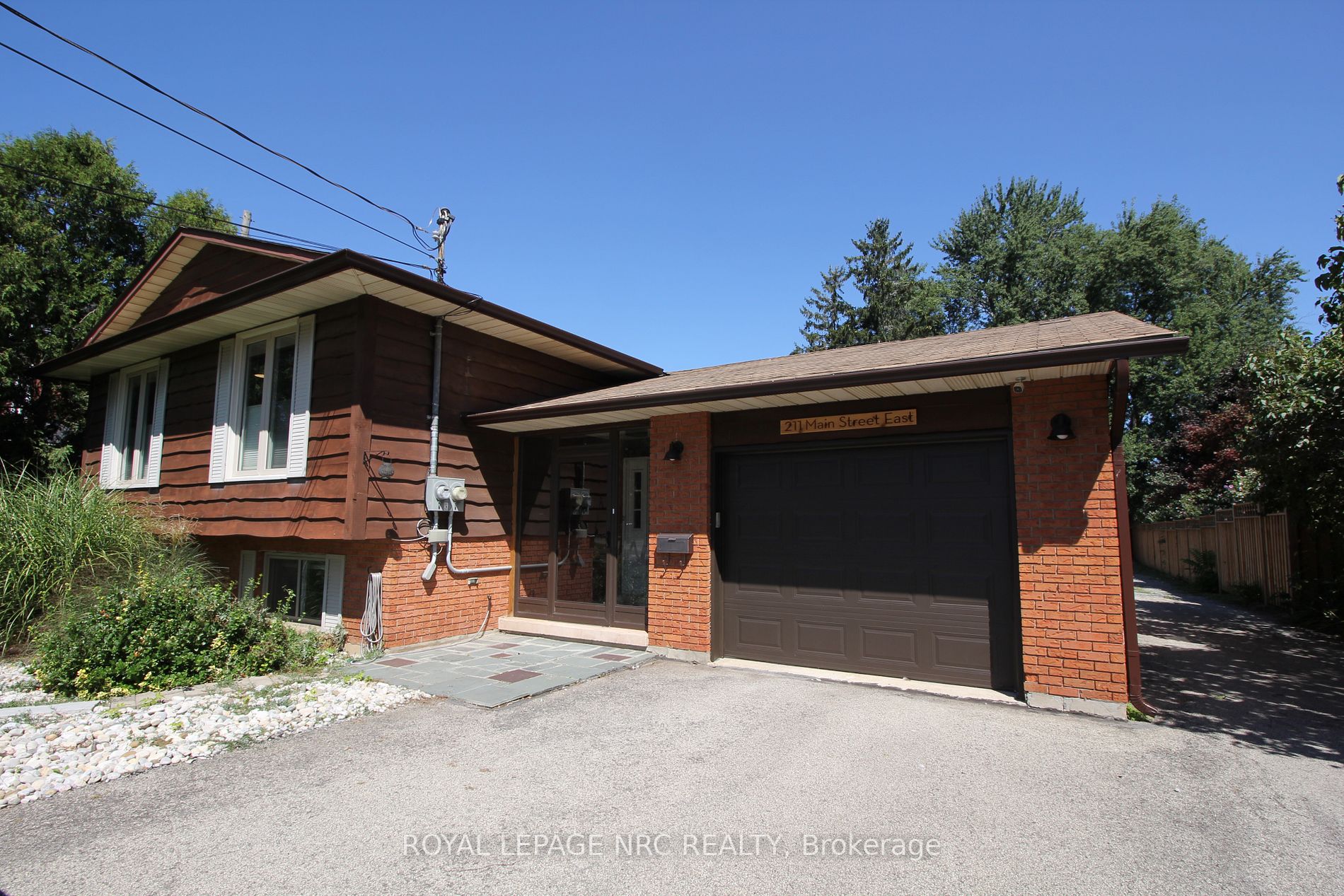 211 Main St E, #Upper