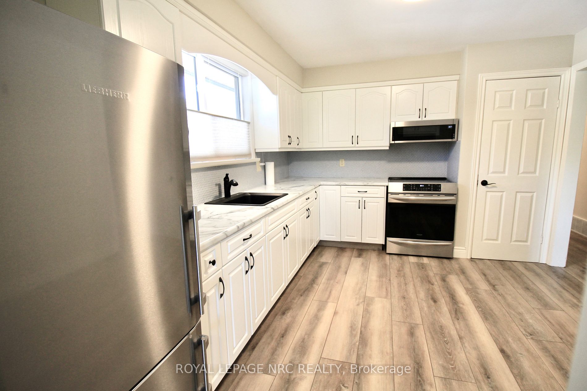 211 Main St E, #Upper