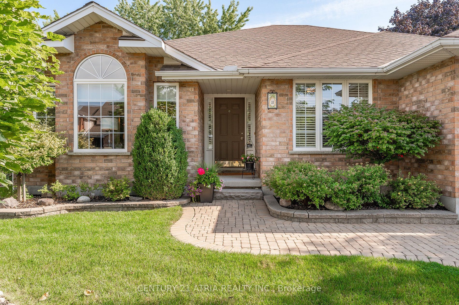 18 Weir Dr