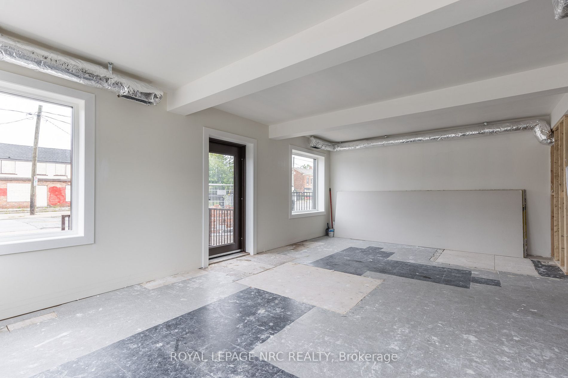 22-24 Queenston St, #Main