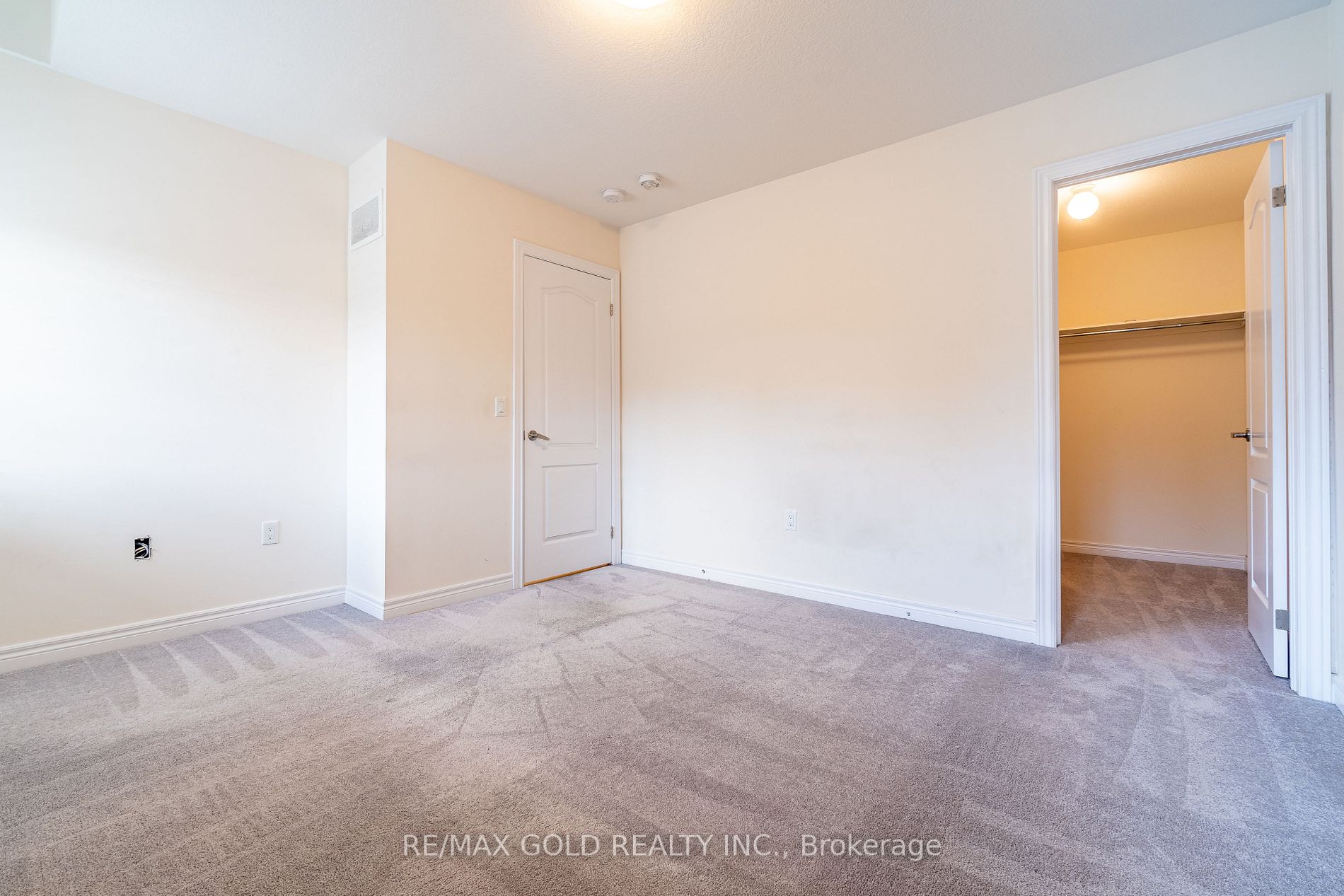 482 Thompson St