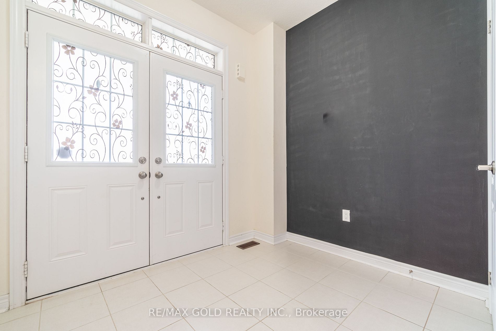 482 Thompson St