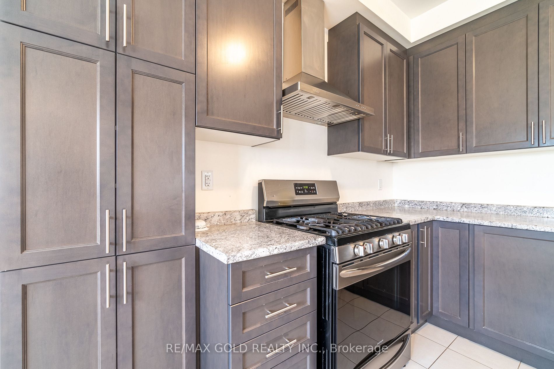 482 Thompson St