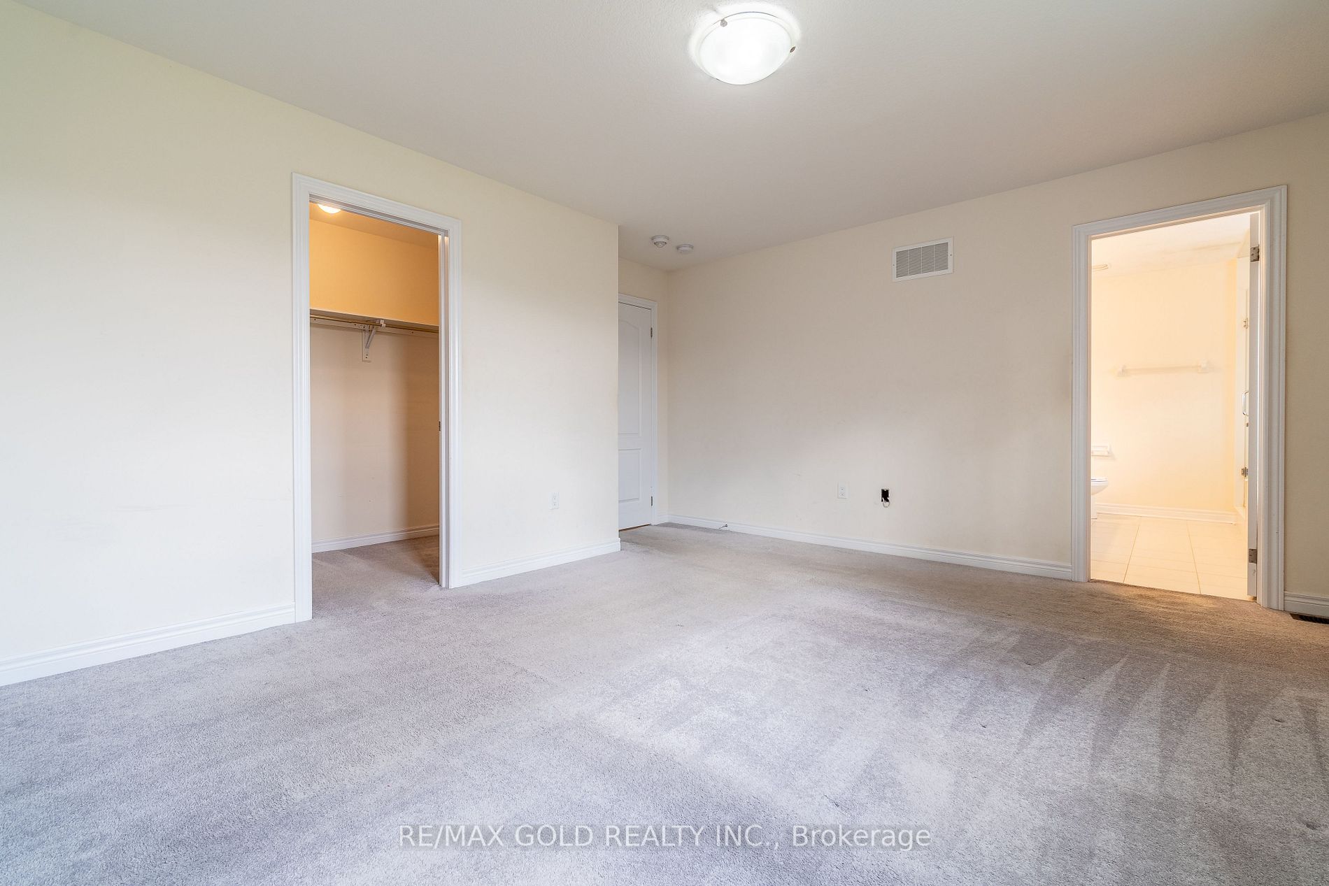 482 Thompson St
