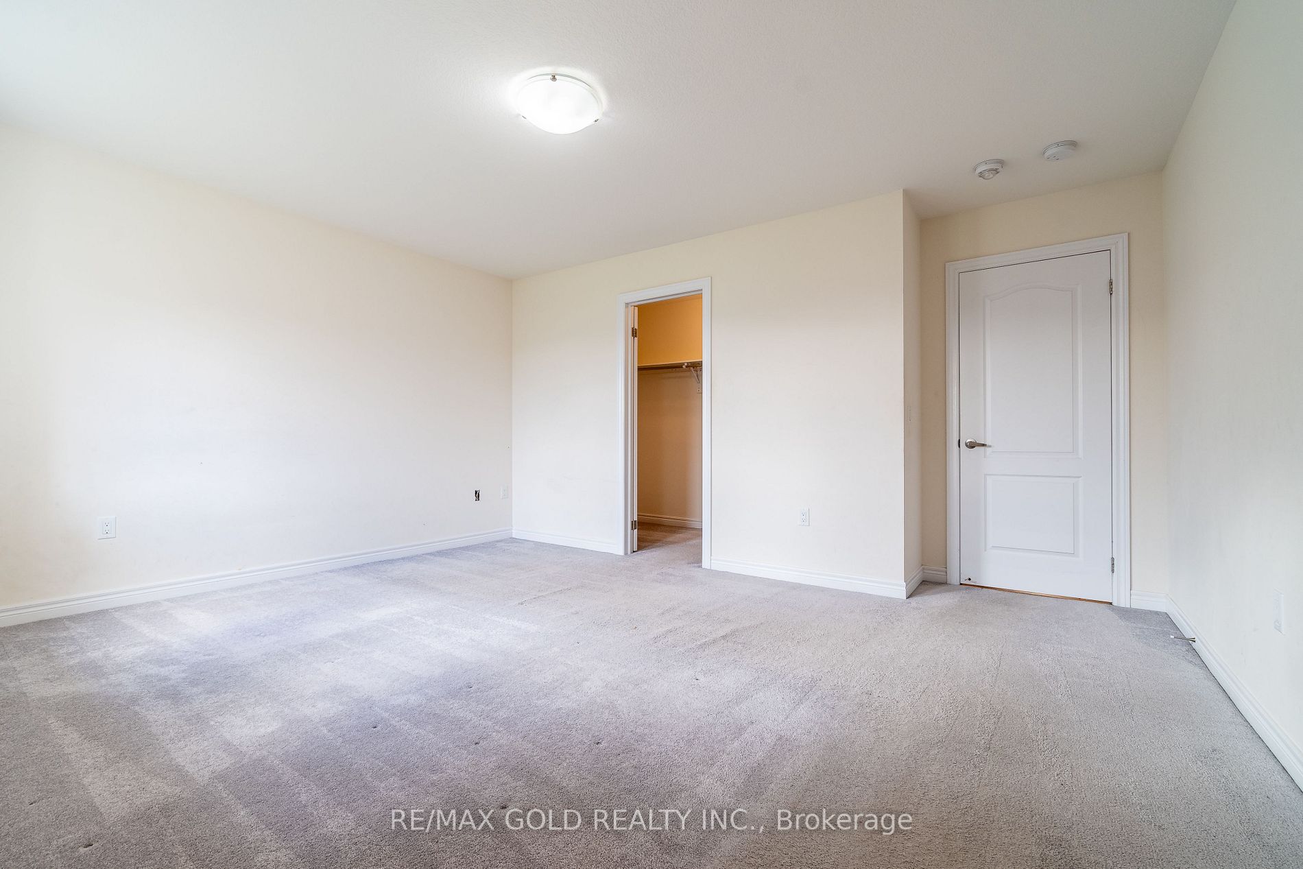 482 Thompson St
