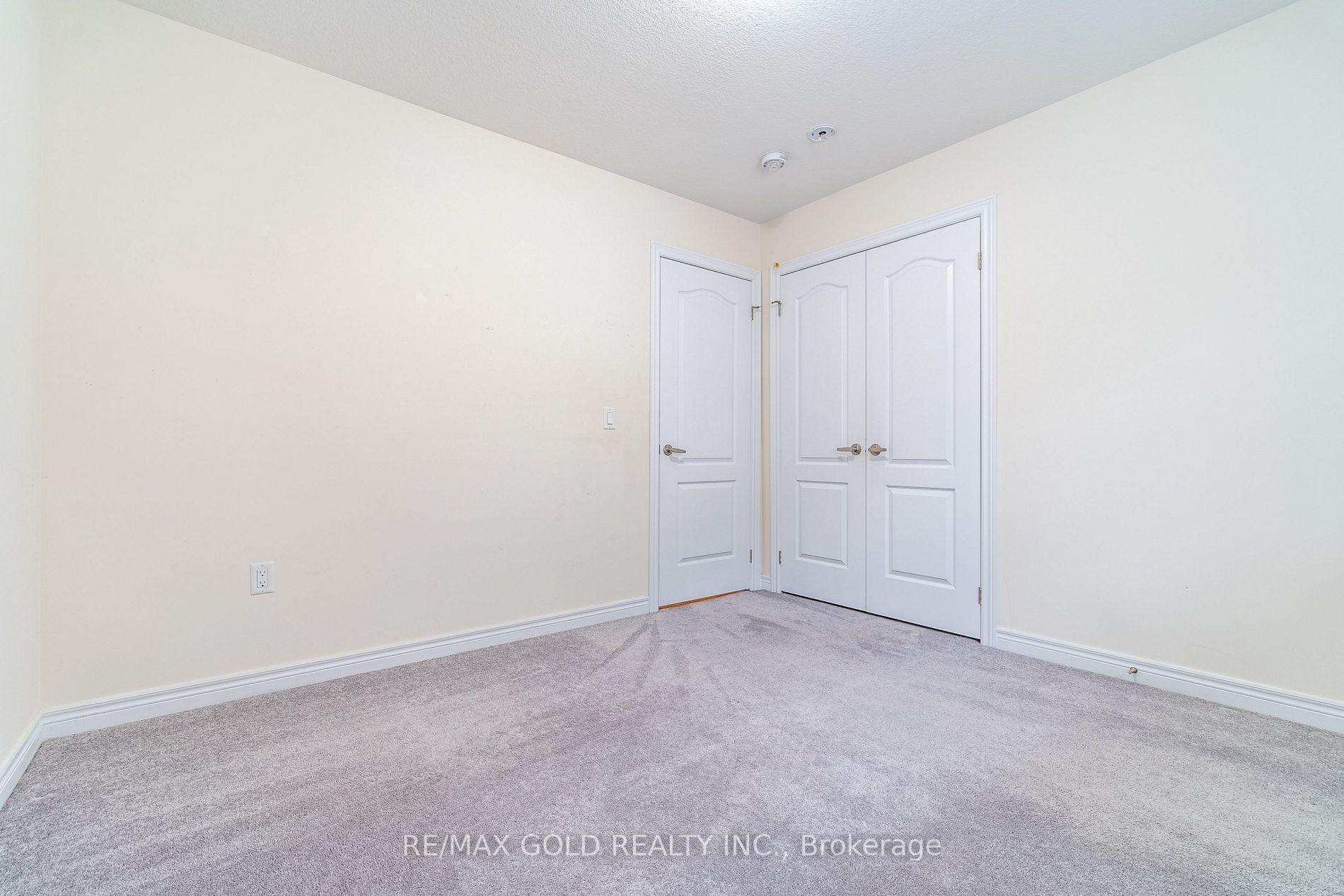 482 Thompson St