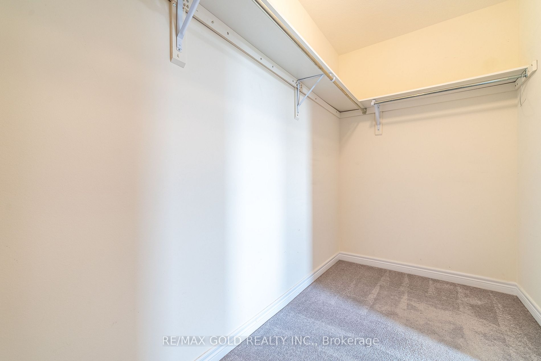 482 Thompson St