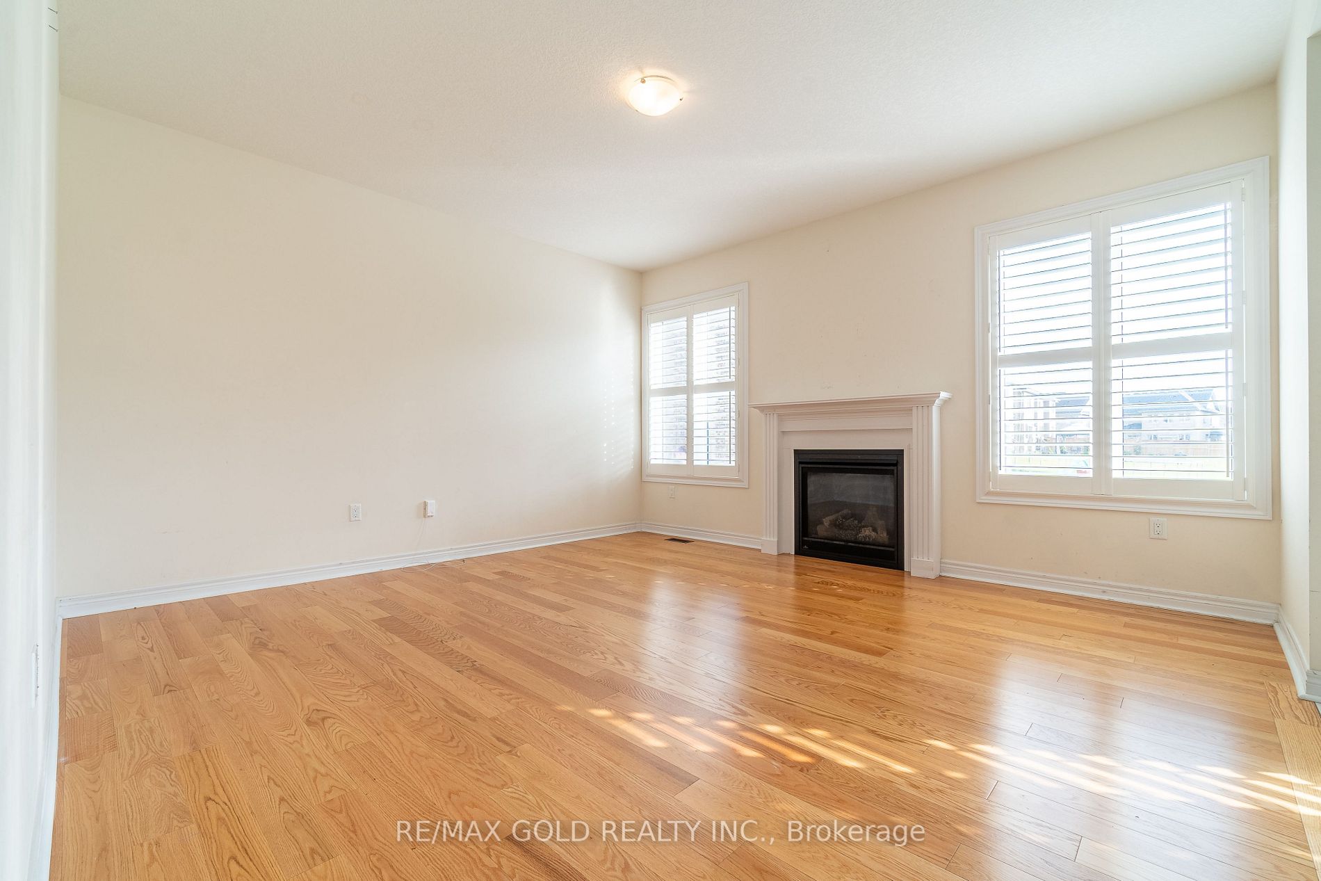 482 Thompson St