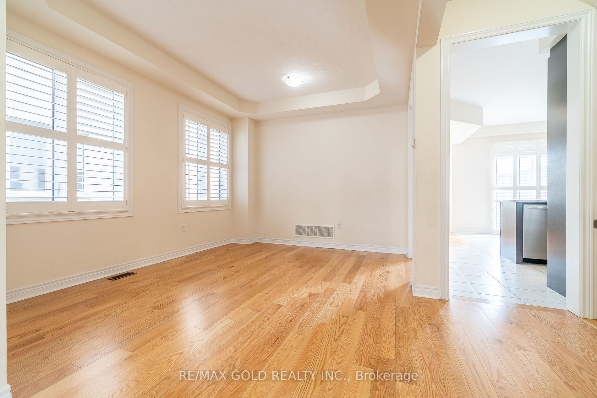 482 Thompson St