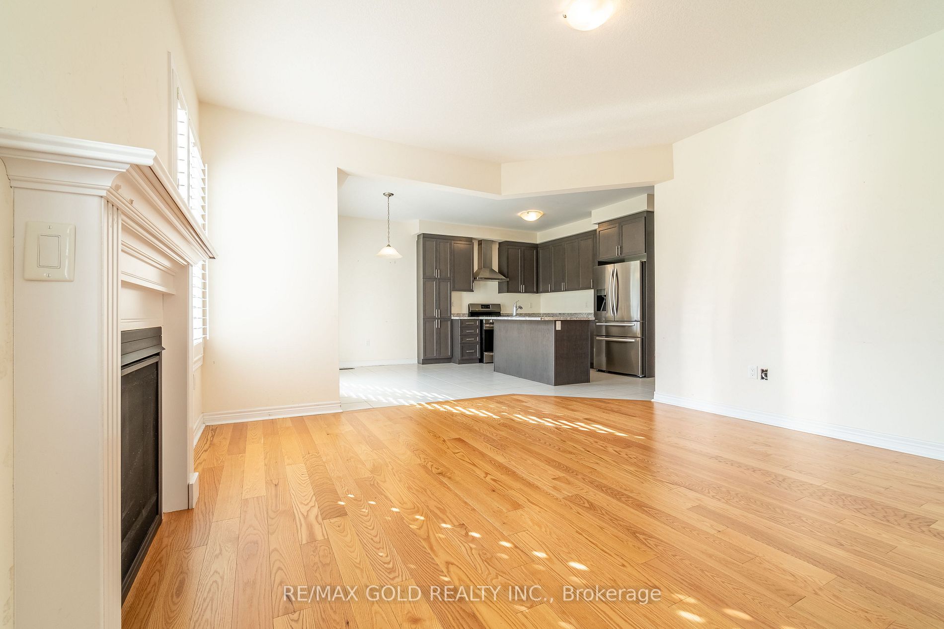 482 Thompson St