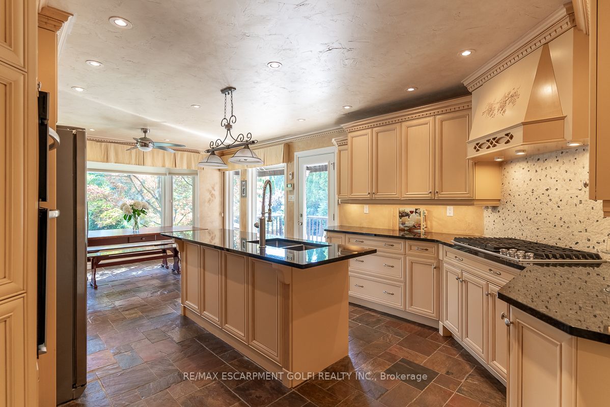 9 Golfdale Pl
