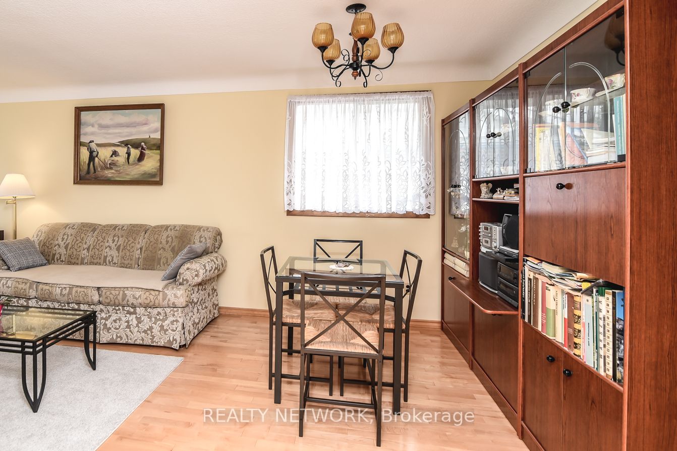 87 Roehampton Ave