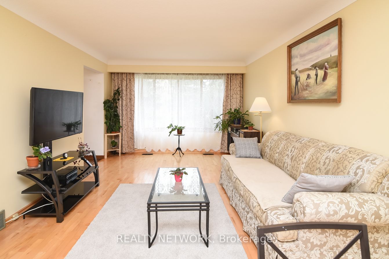 87 Roehampton Ave