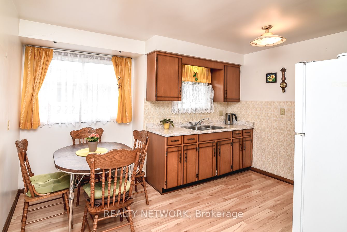 87 Roehampton Ave