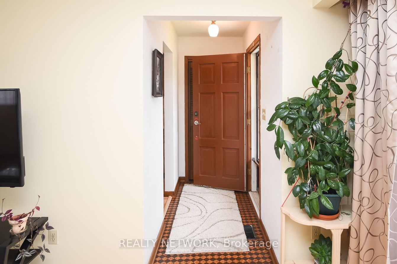 87 Roehampton Ave