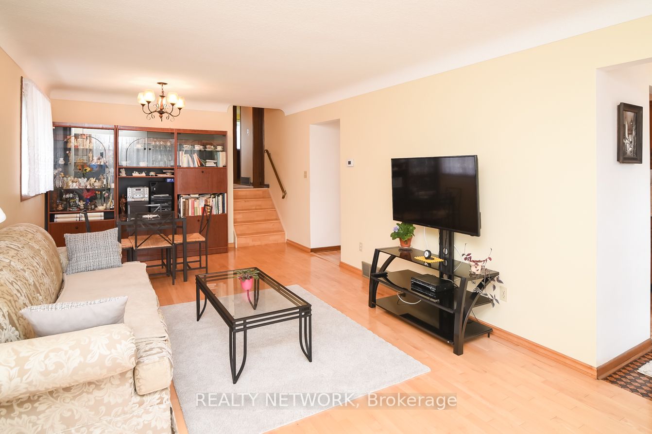 87 Roehampton Ave