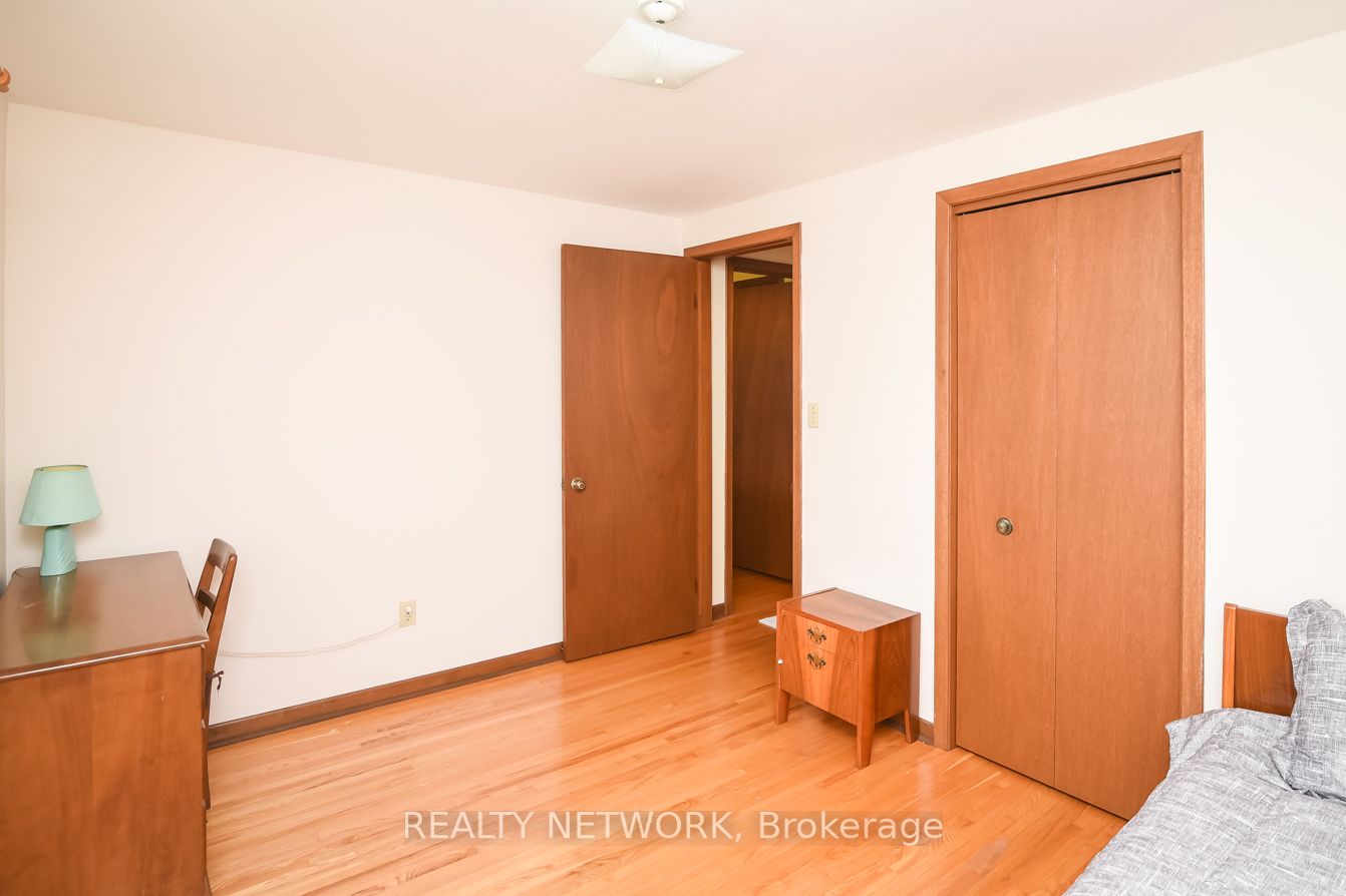 87 Roehampton Ave